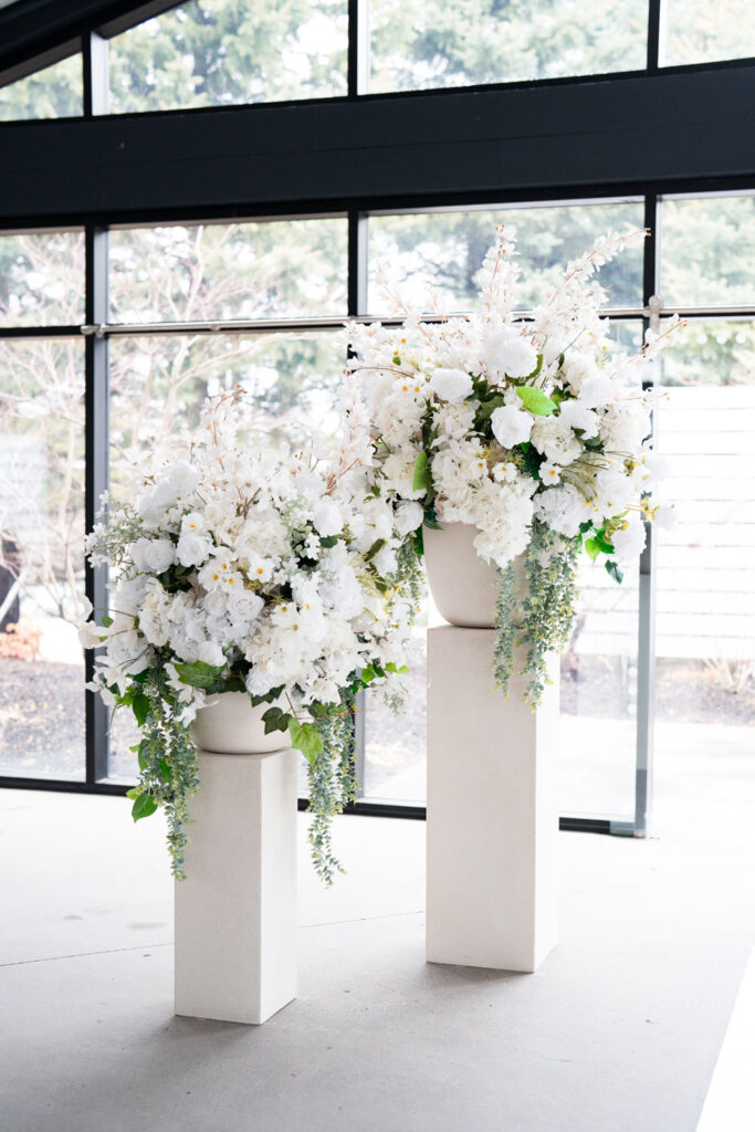 white beautiful ceremony flowers
